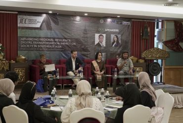 Dua Mahasiswa Ilkom UMS Raih Predikat Presenter Terbaik JCC ke-6 di Malaysia