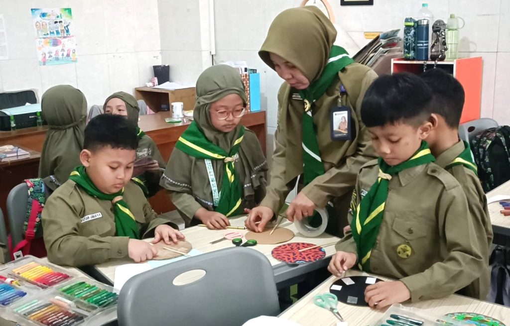 Kreatif, Murid Kelas II SD Muhammadiyah PK Kottabarat Membuat Kipas Batik