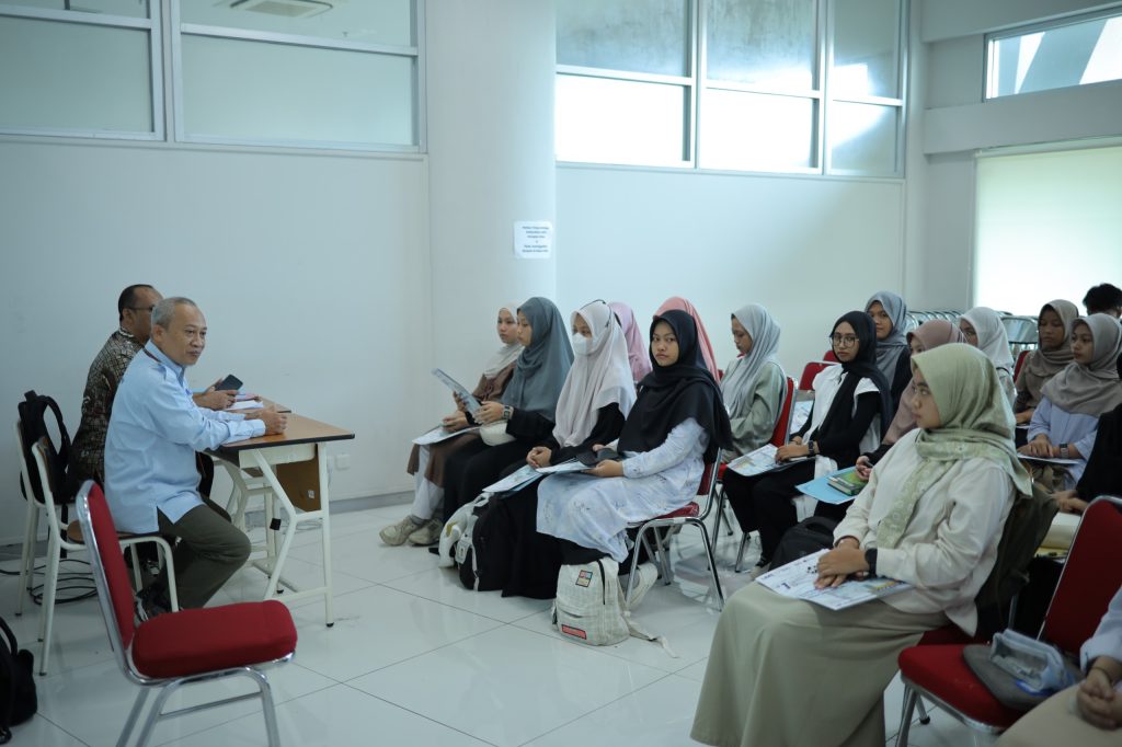 Para calon mahasiswa UMS penerima Beasiswa Batch I saat mendengarkan penjelasan dari tim UMS. 