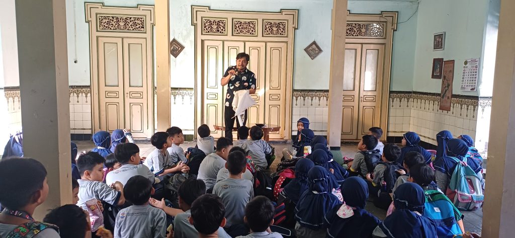 Seru! Murid Kelas II SD Muhammadiyah PK Solo Belajar Seni Membatik