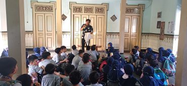 Seru! Murid Kelas II SD Muhammadiyah PK Solo Belajar Seni Membatik