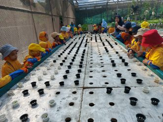 Murid Kelas I SD Muhammadiyah PK Solo Belajar Teknik Hidroponik ke FP UNS