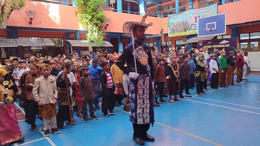 SD Muhammadiyah 1 Solo menggelar upacara untuk memperingati Hari Pendidikan Nasional (Hardiknas) dengan mengenakan pakaian adat dan performing art, Jumat (2/5/2025).