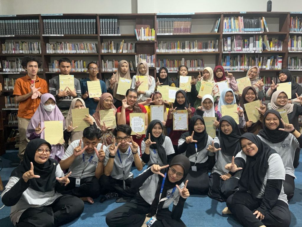 Tim mahasiswa Pendidikan Profesi Guru (PPG) Prajabatan Calon Guru Universitas Muhammadiyah Surakarta (UMS) gelombang 2 tahun 2024 menggelar workshop kepenulisan bertajuk ‘Meaningful Writing Through Journaling.’ Kegiatan ini berlangsung di Ganesa Library, Jalan Raya Songgo Langit No. 30, Gentan, Baki, Sukoharjo.