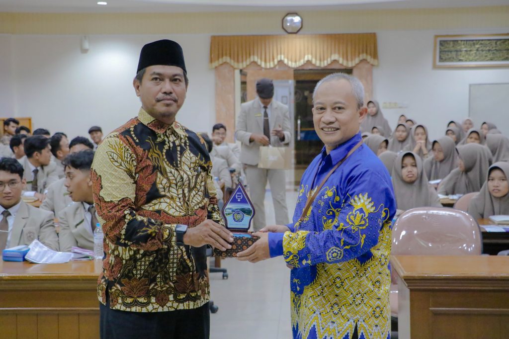 Pemberian Kenang-Kenangan dari Kepala Bagian Admisi dan Akademik (BAA) UMS, Ratnanto Fitriadi, S.T., M.T., (kanan) kepada Perwakilan Ponpes IMBS Miftahul Ulum, Novianto, S.Pd.I (kiri), bertempat di Ruang Seminar FEB UMS, Senin (19/5).