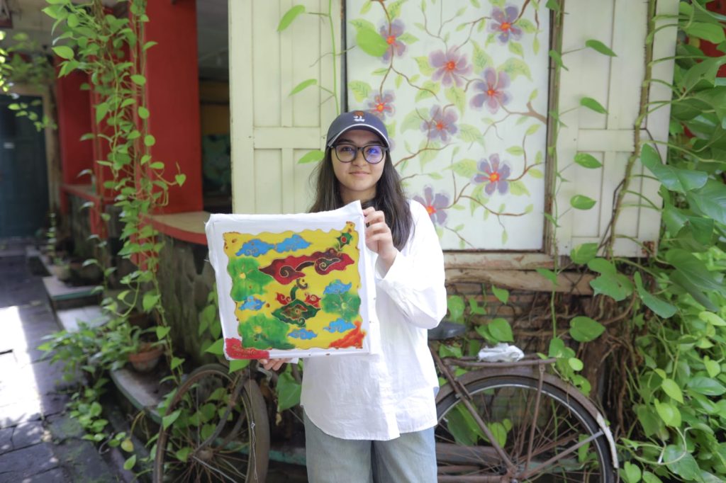 Mahasiswa Uzbekistan yang mengikuti inbound (pertukaran mahasiswa) di Universitas Muhammadiyah Surakarta (UMS) mencoba membatik di Kampung Batik Laweyan. Keindahan batik mereka lihat dan rasakan secara langsung.