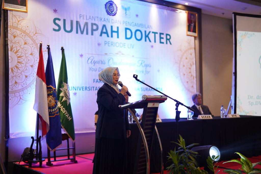 Dekan FK Dr. dr. Flora Ramona Sigit Prakoeswa, M.Kes, Sp.DVE, Dipl. STD-HIV/AIDS, FINSDV, FAADV., memberikan Pesan kepada 14 dokter baru.