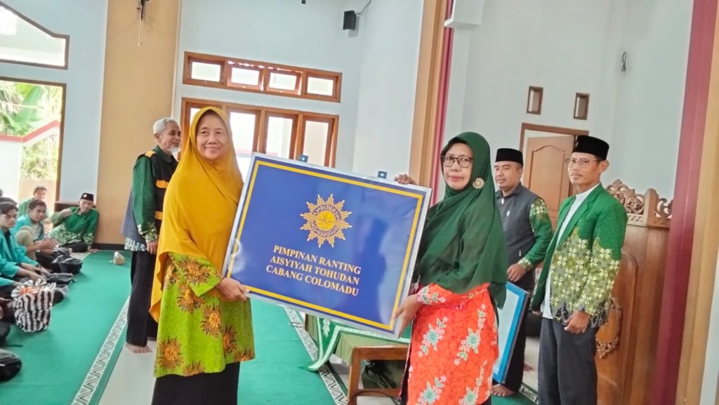 Suasana penuh kegembiraan dan kebanggaan memenuhi ruangan masjid An Nur pada sore itu, Sabtu (3/5/2025). Bertempat di masjid SMP Muhammadiyah 7 Colomadu, Karanganyar, digelar penyerahan mahasiswa oleh dosen pembimbing PKLPP UMS kepada Pimpinan Cabang Muhammadiyah Colomadu serta Pimpinan Cabang Aisyiyah Colomadu
