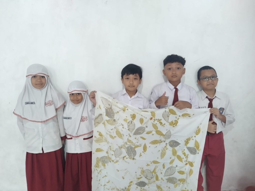 Sebanyak 66 murid kelas III SD Muhammadiyah Program Khusus (PK) Kottabarat Solo mengikuti kegiatan outing class membuat ecoprint dengan teknik steaming di Roel's Craft Handmade, Jl. Demak Bintoro III No.22 Nusukan, Solo, Jumat (9/5/2025).