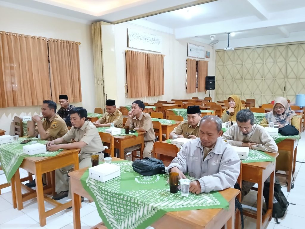 Musyawarah Guru Mata Pelajaran (MGMP) Ismuba SMA/SMK/MA Solo menggelar rapat kerja di SMK Muhammadiyah 4 Solo, Senin (26/5/2025). Pertemuan yang sempat tertunda sejak bulan Syawal ini membahas roadmap kegiatan untuk periode kepengurusan 2025-2027.