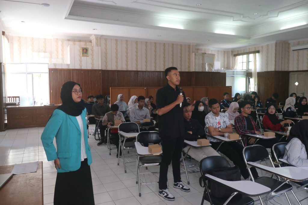 Dorong Mahasiswa Kuasai Panggung, Prodi PPKn UMS Gelar Seminar Retorika dan Dialektika