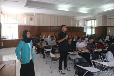 Dorong Mahasiswa Kuasai Panggung, Prodi PPKn UMS Gelar Seminar Retorika dan Dialektika