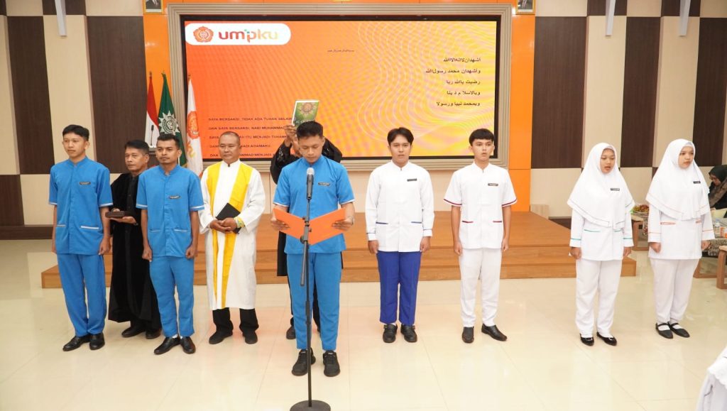 Sebanyak 262 mahasiswa Fakultas Ilmu Kesehatan (FIK) Universitas Muhammadiyah PKU atau UMPKU Solo mengikuti prosesi Pengambilan Sumpah dan Penyematan Lencana menjelang praktik di layanan kesehatan.