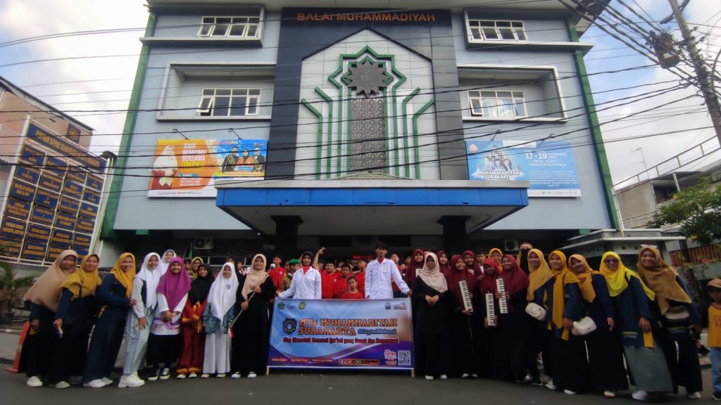 Suasana Car Free Day (CFD) di Jalan Slamet Riyadi, pagi itu semakin semarak dengan penampilan marching band dari Madrasah Tsanawiyah (MTs) Muhammadiyah Solo. Parade ini bagian dari program Sistem Penerimaan Siswa Baru (SPMB) sekaligus bentuk partisipasi dalam kegiatan masyarakat.