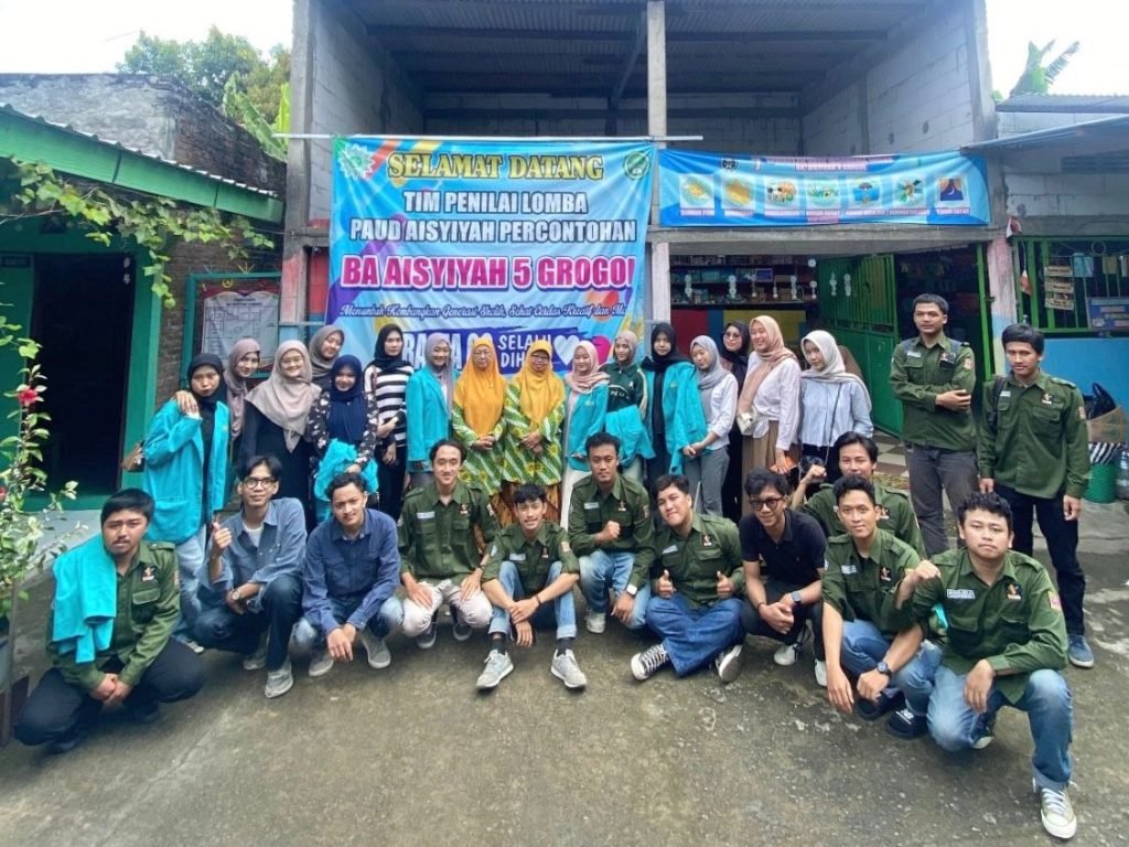 Mahasiswa Praktik Kerja Lapangan (PKL) Fakultas Hukum dan Teknik Mesin Universitas Muhammadiyah Surakarta (UMS) menyelenggarakan workshop bertema “Peningkatan Kesadaran Hukum dan Perlindungan Hak-Hak Perempuan dalam Lingkup Keluarga”. Kegiatan ini berlangsung di TK ‘Aisyiyah Bustanul Athfal (BA) 5, Desa Pondok, Kecamatan Grogol, Kabupaten Sukoharjo.