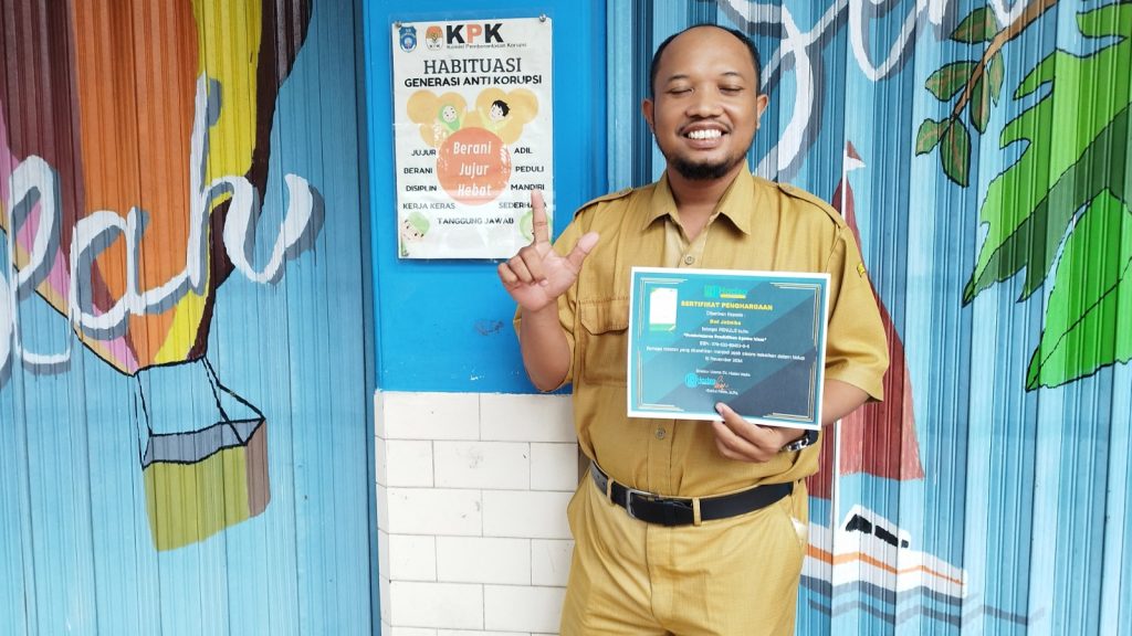 Waka Humas SD Muhammadiyah 1 Solo Terima Sertifikat Penulis Buku
