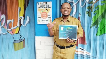 Waka Humas SD Muhammadiyah 1 Solo Terima Sertifikat Penulis Buku