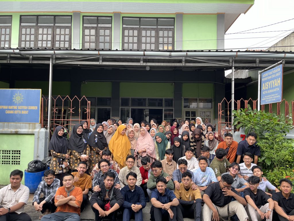 SMA Muhammadiyah Solo Tasyakuran Kelulusan dengan Kunjungan ke Panti Lansia Aisyiyah