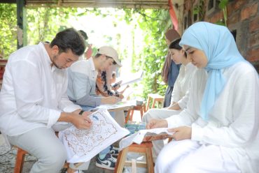 Mahasiswa Uzbekistan Inbound di UMS, Jajal Membatik di Kampung Batik Laweyan