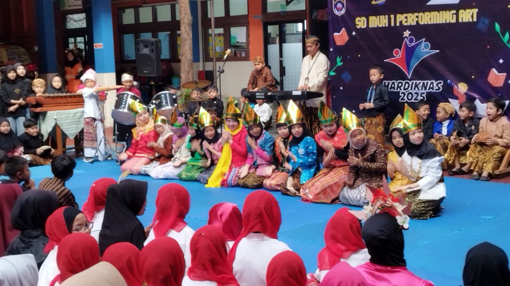 Upacara Hardiknas, Siswa SD Muhammadiyah 1 Solo Kenakan Pakaian Adat dan Performing Art