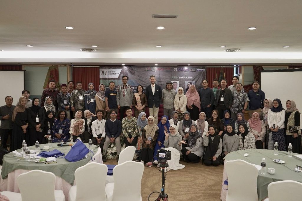 Dua mahasiswa Program Studi Ilmu Komunikasi Universitas Muhammadiyah Surakarta (UMS), Umda Garit Artiar dan Rengganis Ranggita Ranggawuni, meraih predikat sebagai presenter terbaik dalam ajang Jogjakarta Communication Conference (JCC) ke-6.