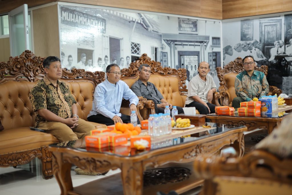 Rektor UMS Prof. Dr. Harun Joko Prayitno, M.Hum Menerima langsung Kunjungan dari Forum Keluarga Alumni (Fokal) Ikatan Mahasiswa Muhammadiyah (IMM) Jawa Tengah. Sabtu, (3/5/2025).