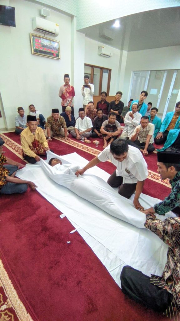 Pimpinan Ranting Muhammadiyah (PRM) Jajar memberikan pelatihan cara merawat atau pemulasaraan jenazah. Kegiatan tersebut dilaksanakan di Masjid Al Hidayah Jajar, Minggu  (25/05/2025).