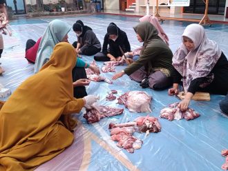 SD Muhammadiyah 1 Ketelan Potong Hewan Kurban 3 Sapi dan 6 Kambing