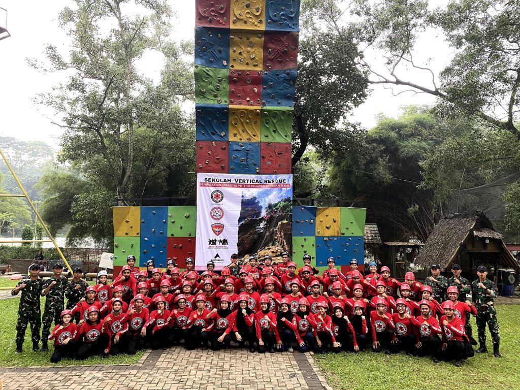 Hizbul Wathan Universitas Muhammadiyah Surakarta (HW UMS) kembali menegaskan komitmennya dalam pengembangan kapasitas kader melalui partisipasi aktif di ajang nasional. Kali ini, HW UMS mengirimkan empat kader terbaiknya untuk mengikuti Sekolah Vertical Rescue Indonesia (VRI) di Cibubur, Jakarta Timur, pada 2-4 Juni 2025.