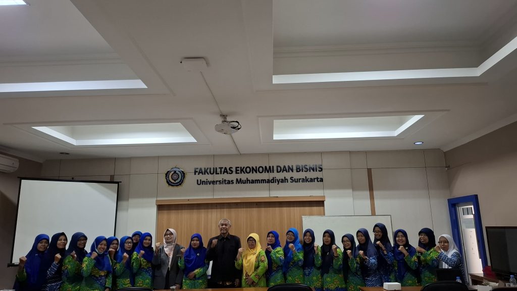 Tim pengabdian masyarakat Fakultas Ekonomi dan Bisnis (FEB) Universitas Muhammadiyah Surakarta (UMS) menggelar pelatihan Quick Books di kampus FEB UMS, Sabtu (14/6/2025). Kegiatan itu ditujukan untuk meningkatkan pengelolaan keuangan anggota Ikatan Guru Bustanul Athfal (IGABA) Colomadu.