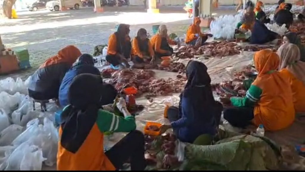 Rumah Sakit (RS) PKU Muhammadiyah Solo melaksanakan penyembelihan hewan kurban sebanyak 11 ekor sapi dan lima ekor kambing pada Sabtu, (7/6/2025), di halaman parkir karyawan RS.
