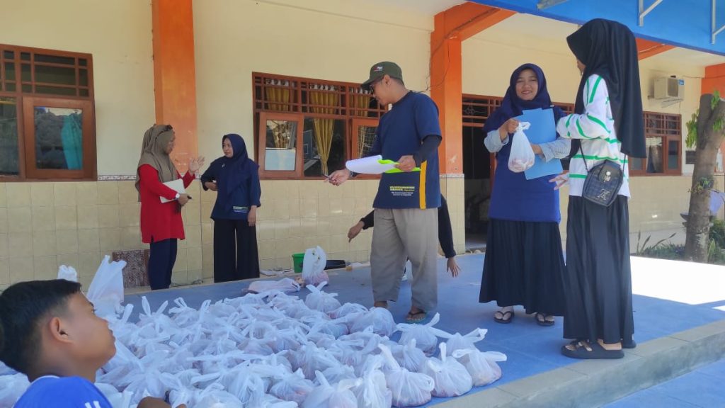 Suasana semarak Idul Adha terasa di MTs Muhammadiyah Solo, saat siswa dan guru bersama-sama melaksanakan penyembelihan hewan kurban pada Sabtu pagi (7/6/2025) di halaman madrasah.