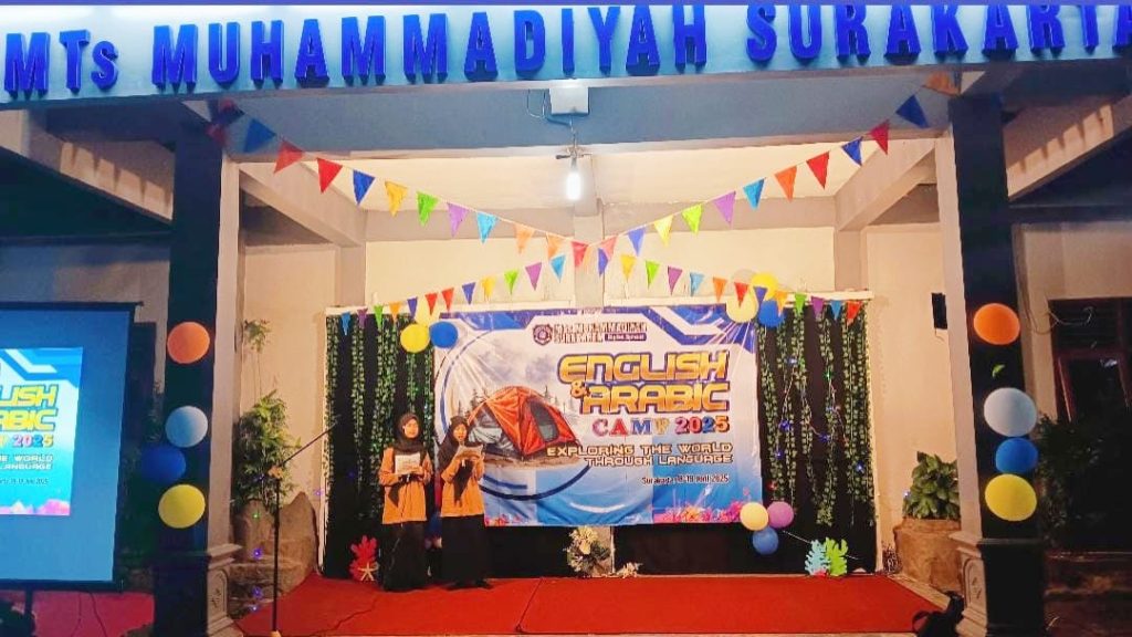 Antusiasme terpancar dari wajah siswa-siswi MTs Muhammadiyah Solo pada acara English and Arabic Camp 2025, Rabu-Kamis (18-19/6/2025) di kampus 2 MTs Muhammadiyah. Acara yang mengusung tema "Exploring The World Through Language" ini diselenggarakan kali pertama sebagai rangkaian penutup tahun ajaran 2024/2025 sebelum penerimaan rapor dilakukan.