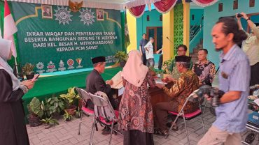 PCM Sawit Terima Wakaf Berupa Tanah dan Bangunan dari Keluarga Mitroharjono
