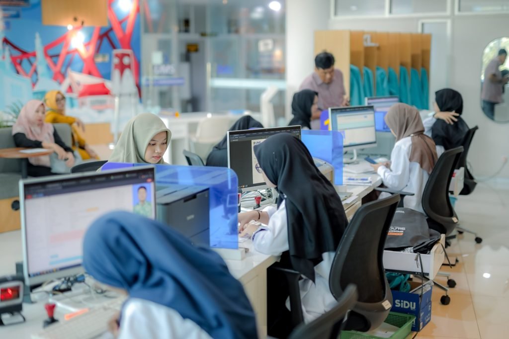 Universitas Muhammadiyah Surakarta (UMS) mencatat peningkatan signifikan jumlah pendaftar mahasiswa baru pada Tahun Akademik 2025/2026. Hingga pertengahan Juni 2025, sebanyak 20.151 calon mahasiswa telah mendaftar di UMS, menunjukkan antusiasme tinggi masyarakat terhadap institusi pendidikan yang terus bertransformasi unggul ini.
