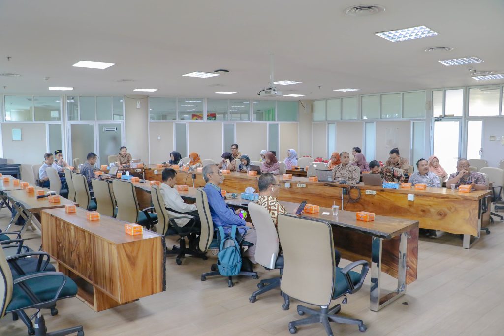 Universitas Muhammadiyah Surakarta (UMS) terus mendorong peningkatan kualitas sumber daya manusia, khususnya melalui pendidikan lanjutan bagi para dosen. Salah satu langkah nyata yang diambil adalah mendorong dosen bergelar magister untuk segera melanjutkan studi doktoral dengan memanfaatkan program beasiswa dari Lembaga Pengelola Dana Pendidikan (LPDP).