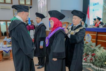 Gaungkan Psikologi Kesehatan Mental, UMS Kukuhkan Eny Purwandari sebagai Guru Besar Ke-60