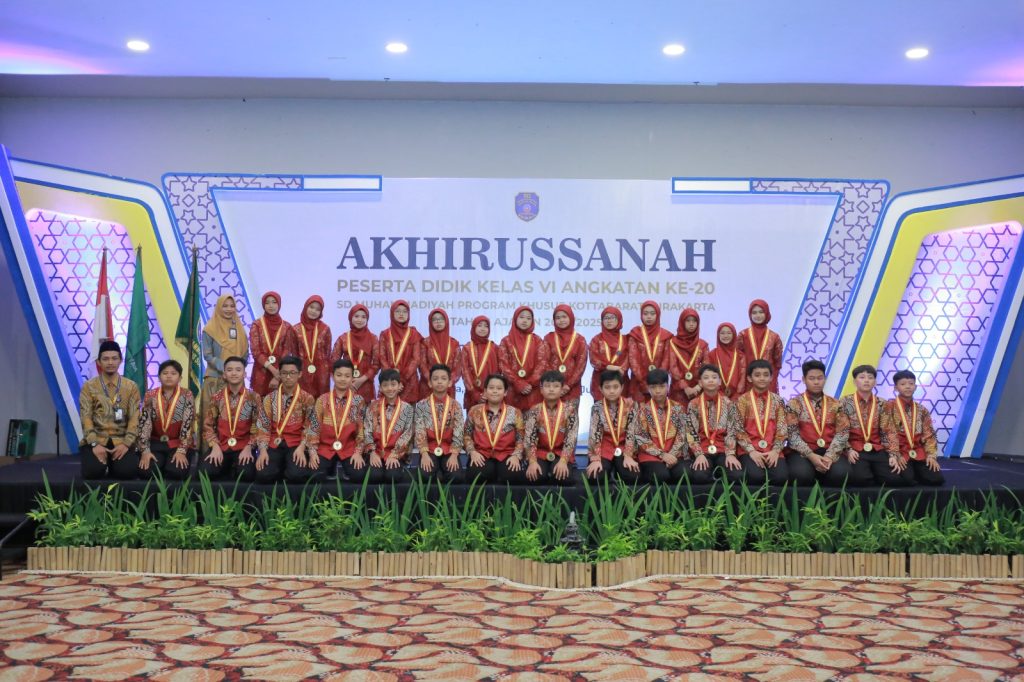 Sebanyak 84 murid kelas VI SD Muhammadiyah Program Khusus (PK) Kottabarat Solo mengikuti gelaran pelepasan dan akhirussanah di Emerald Grand Ballroom Hotel Solo Paragon, Jl. Dr. Sutomo, Mangkubumen, Kec. Banjarsari, Solo, Sabtu (14/6/2025).