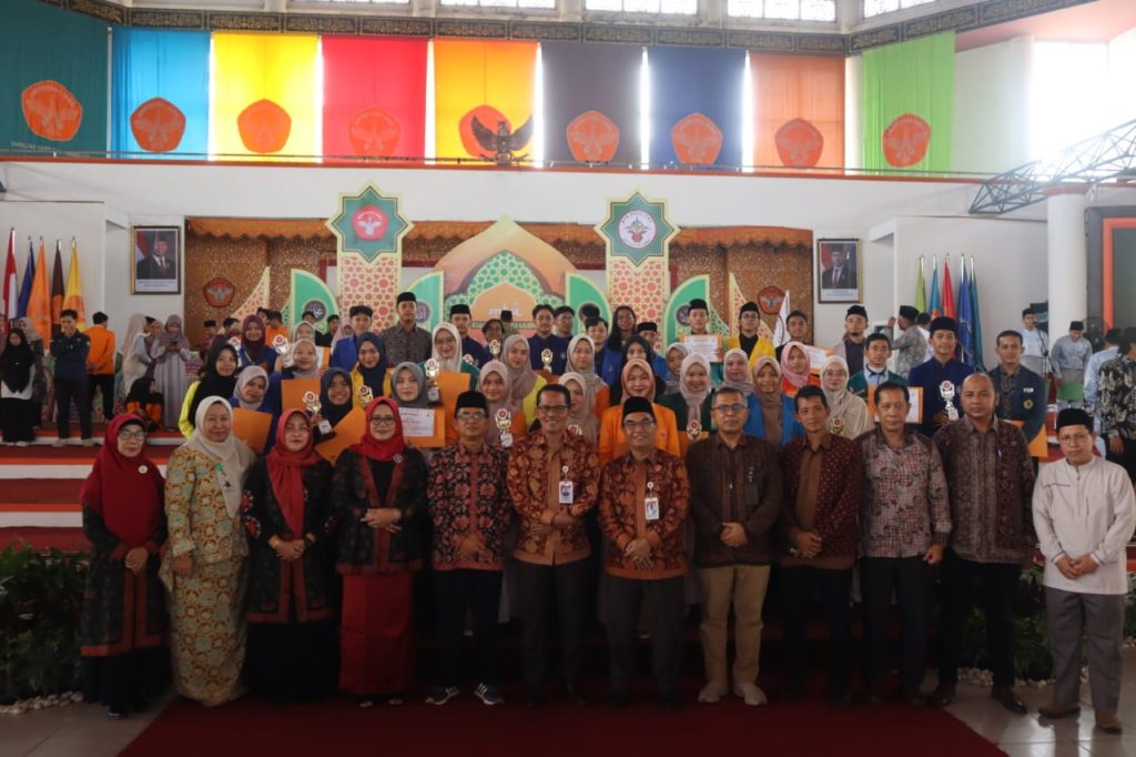 Prestasi membanggakan kembali ditorehkan mahasiswa Universitas Muhammadiyah Surakarta (UMS). Fauzan Muhammad Ihsan, mahasiswa Program Studi Manajemen Semester 4 Fakultas Ekonomi dan Bisnis (FEB) UMS, meraih Juara Harapan 1 cabang Musabaqah Hifdzil Qur’an (MHQ) 20 Juz Putra tingkat nasional dalam ajang Musabaqah Tilawatil Qur’an Mahasiswa Internasional Se-Asia Tenggara.