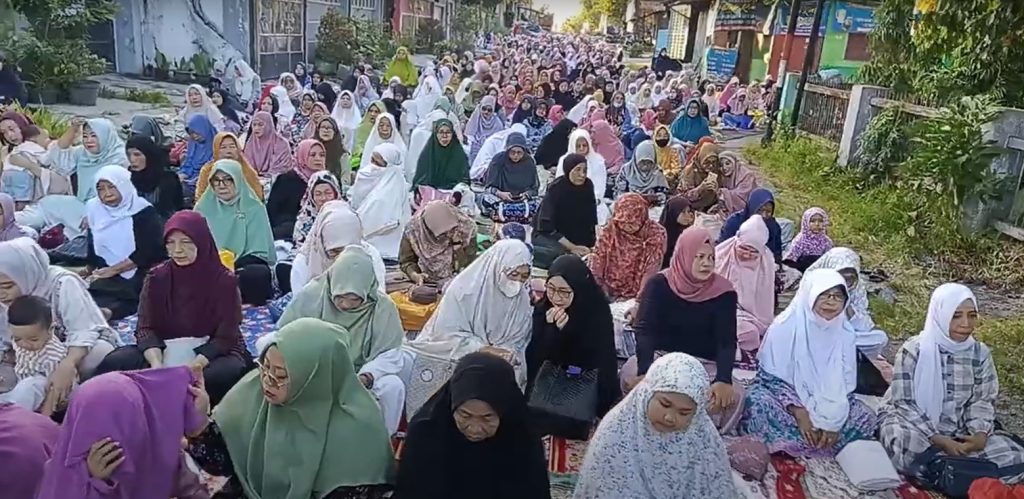 Suasana saat Ustaz Dwi Jatmiko khotbah Iduladha 1446 H di Jalan Pelangi Selatan, Perumnas Mojosongo, Solo, Jumat (6/6/2025).