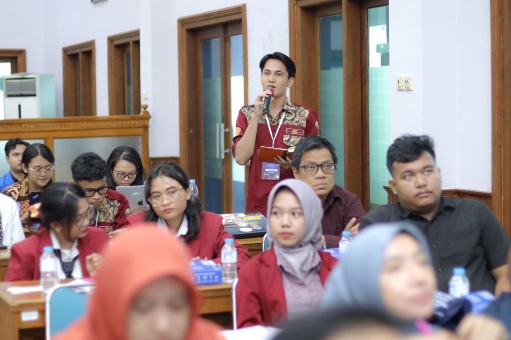Bimbingan Teknis Peningkatan Kualitas Penulisan Proposal Kosabangsa dan Sosialisasi Program Mahasiswa Berdampak di Auditorium Moh. Djazman, UMS, Rabu (11/5/2025). Sosialisasi yang menggandeng Direktorat Penelitian dan Pengabdian kepada Masyarakat (DPPM) Kemendiktisaintek itu diikuti sejumlah mahasiswa perwakilan Badan Eksekutif Mahasiswa (BEM) dari 87 perguruan tinggi se-Jawa Tengah.