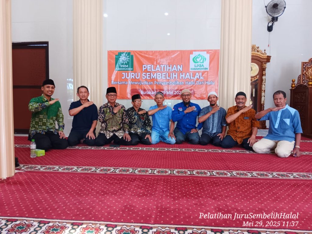Pimpinan Ranting Muhammadiyah (PRM) Karangasem bekerja sama dengan Lembaga Pembinaan dan Pengamalan Agama (LP2A) Kelurahan Karangasem menggelar Pelatihan Juru Sembelih Halal. Kegiatan menyambut Iduladha 1446 H itu digelar di Masjid Nurul Falah, Karangasem, Kamis (29/5/2025).