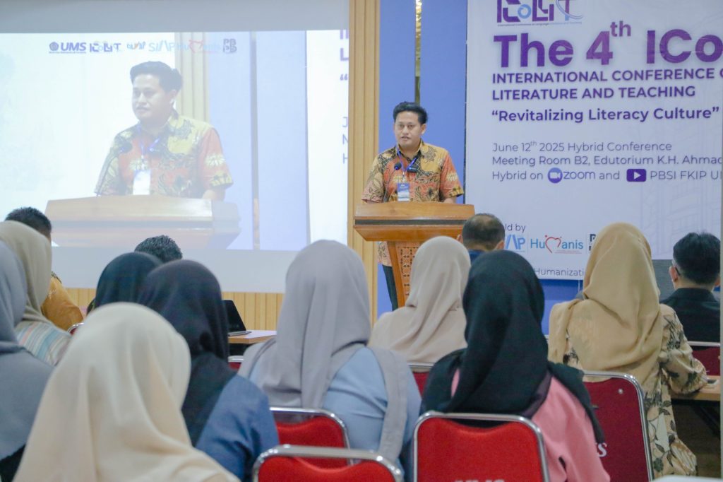 Ketua Panitia, Yunus Sulistyono, S.S., M.A, Ph.D., memberikan laporan Konferensi Internasional Literasi.