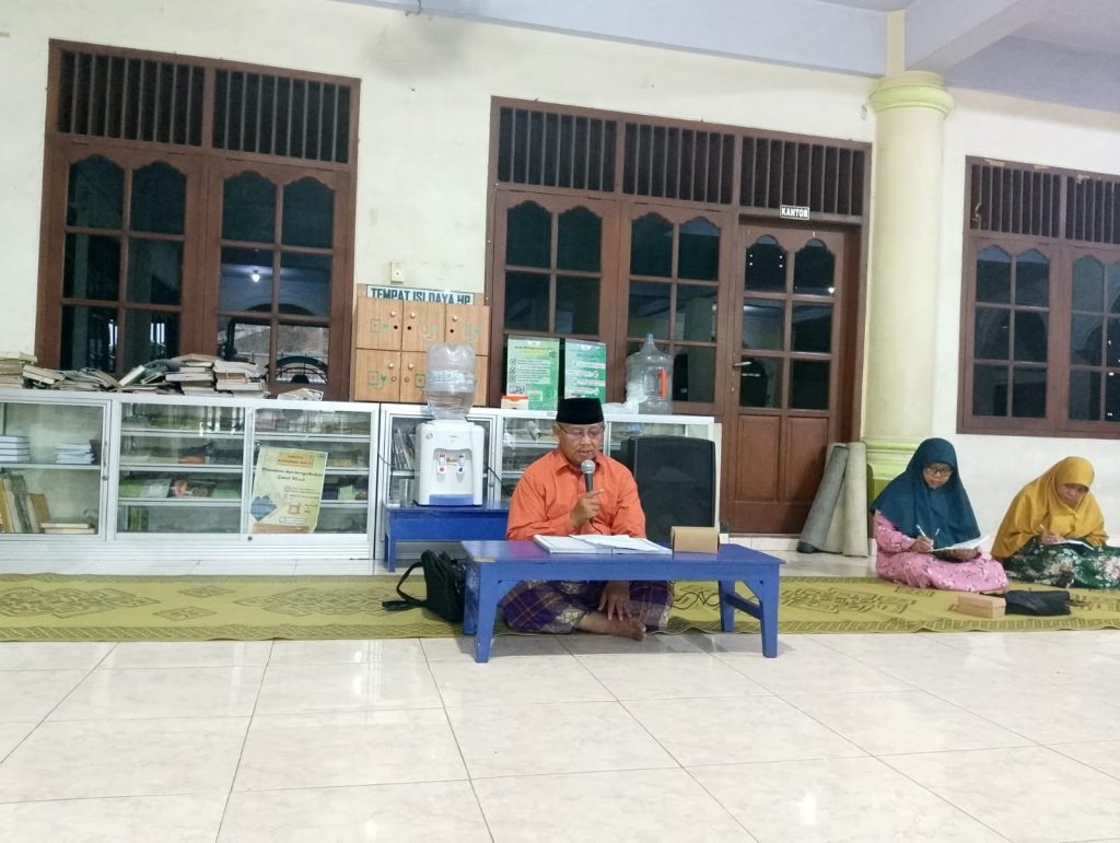 Pimpinan Ranting ‘Aisyiyah (PRA) Joyotakan kembali menyelenggarakan Pengajian Rutin Ahad Keempat pada Ahad (22/6/2025) di Masjid An-Nikmah, Joyotakan. Acara menghadirkan Ustaz Amar Ma’ruf sebagai penceramah. (Humas)