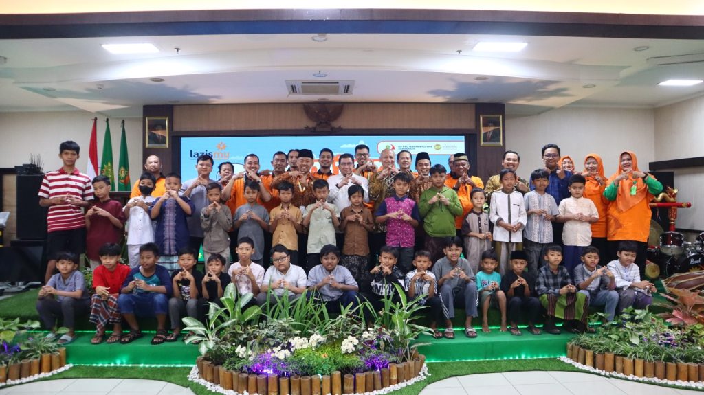 Lazismu Kantor Layanan (KL) RS PKU Muhammadiyah Solo bekerja sama dengan RS PKU Muhammadiyah Solo menyelenggarakan khitanan massal ceria islami bagi 109 anak di dua lokasi berbeda. Kegiatan itu dalam rangka menyambut Tahun Baru Islam 1447 Hijriah dan mengisi momen liburan sekolah,