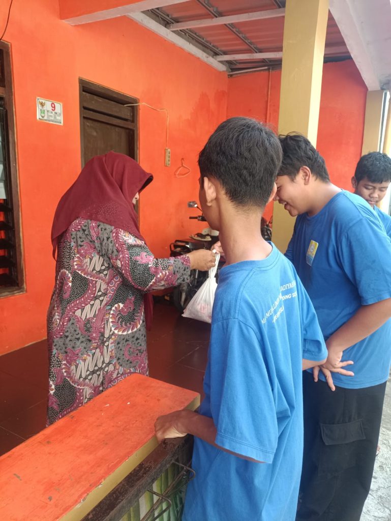 Suasana penuh syukur dan semangat kebersamaan terasa dalam pelaksanaan Iduladha di MA Muhammadiyah Solo, Minggu (8/6/2025). Untuk kali pertama, perayaan itu diselenggarakan di Tanwirul Fikr, Jl. Sawah Karang, Jebres, Solo.