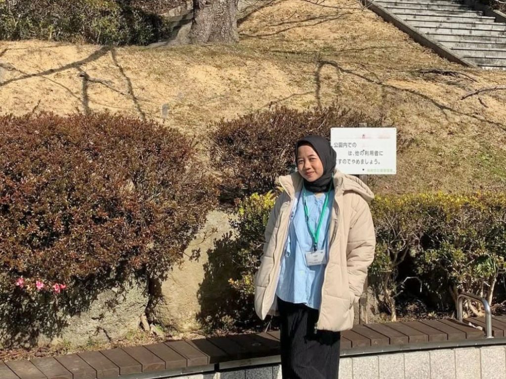 Universitas Muhammadiyah Surakarta (UMS) kembali menorehkan prestasi membanggakan di tingkat wilayah. Samiyem, mahasiswi Program Studi Fisioterapi Fakultas Ilmu Kesehatan (FIK) UMS, menjadi peringkat pertama dalam ajang Pemilihan Mahasiswa Berprestasi (Pilmapres) tingkat LLDIKTI Wilayah VI Jawa Tengah Tahun 2025 kategori program sarjana.