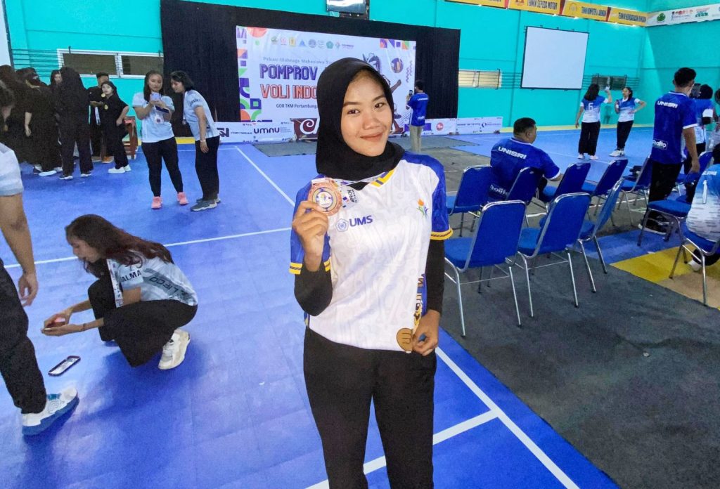 Tim bola voli putri Universitas Muhammadiyah Surakarta (UMS) mencetak prestasi membanggakan dengan meraih medali perunggu dalam ajang Pekan Olahraga Mahasiswa Provinsi (Pomprov) Jawa Tengah 2025.