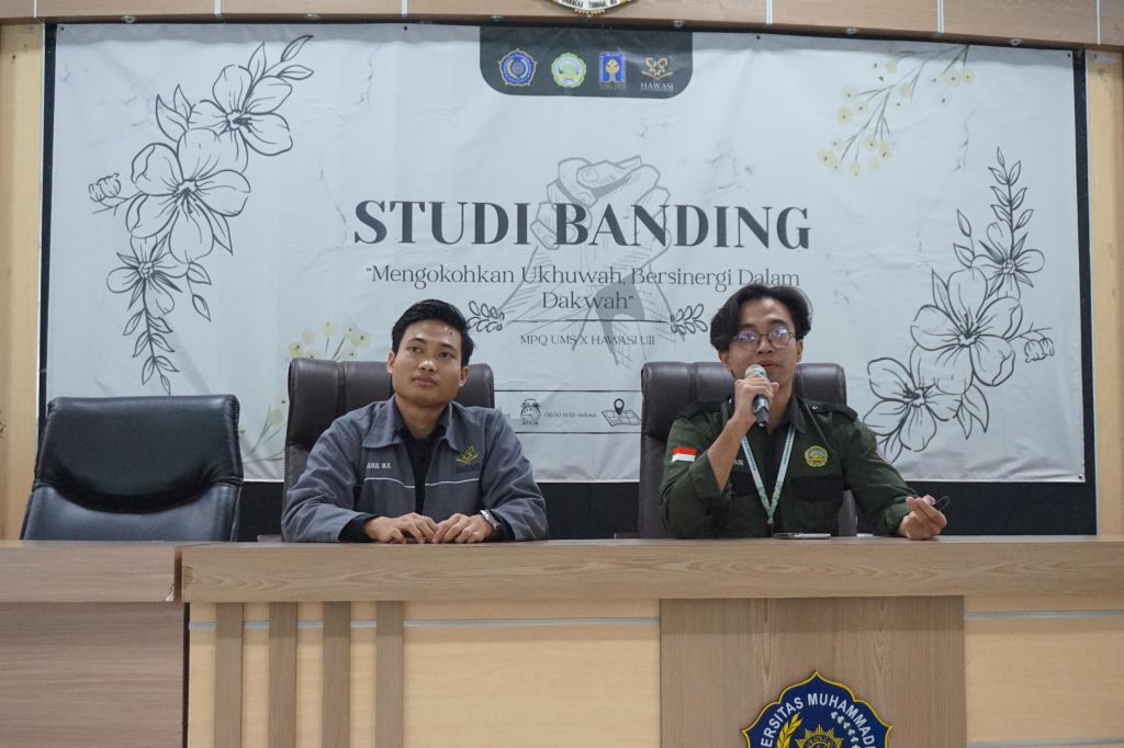 Mahasiswa Pencinta Al-Qur’an Universitas Muhammadiyah Surakarta (MPQ UMS) menyambut kunjungan studi banding dari Himpunan Hafizh Hafizhah Mahasiswa Universitas Islam Indonesia (Hawasi UII). Delegasi Hawasi UII diterima di Ruang Seminar, Gedung Induk Siti Walidah, UMS, Minggu (13/7/2025).