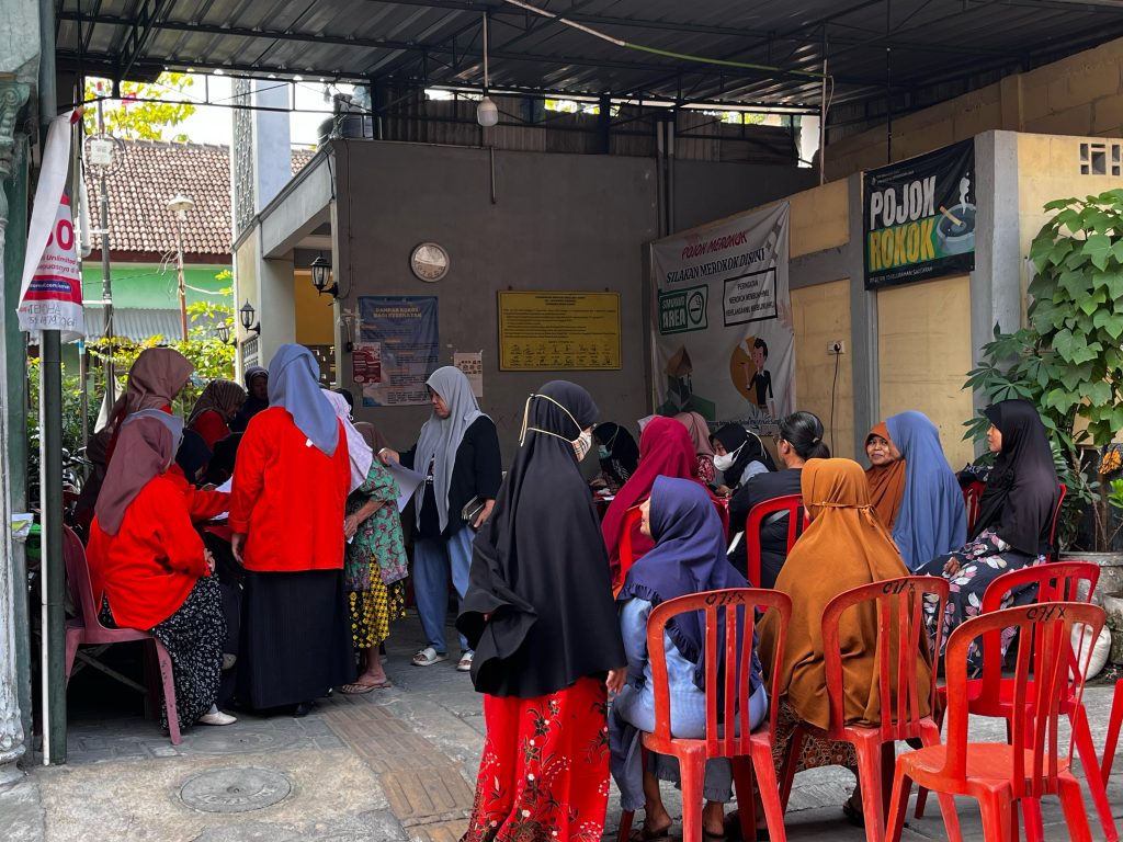 Kolaborasi dengan Puskesmas Sangkrah, Mahasiswa KKN UMPKU Solo Gelar Cek Kesehatan Lansia